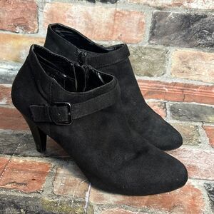 5 for $25🔥Fiona Black Heeled Booties Size 8 1/2